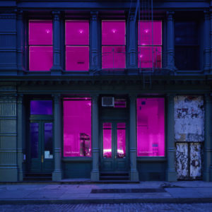 Installation view, Diana Thater: the sky is unfolding under you, 43 Greene Street, New York, 2001. Vista esterna della galleria. Photo: Fredrik Nilsen, courtesy David Zwirner, New York