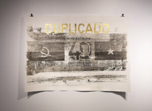 Delio Jasse, Arquivo Urbano, 2019, opera realizzata con tecnica Van Dyke Brown su cartoncino e timbro in foglia d’oro, ph Lucrezia Costa