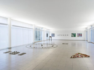 Vista parziale della mostra Kunstschaffen Glarus 2020, Kunsthaus Glarus, 2020–2021, ph CE, courtesy Kunsthaus Glarus